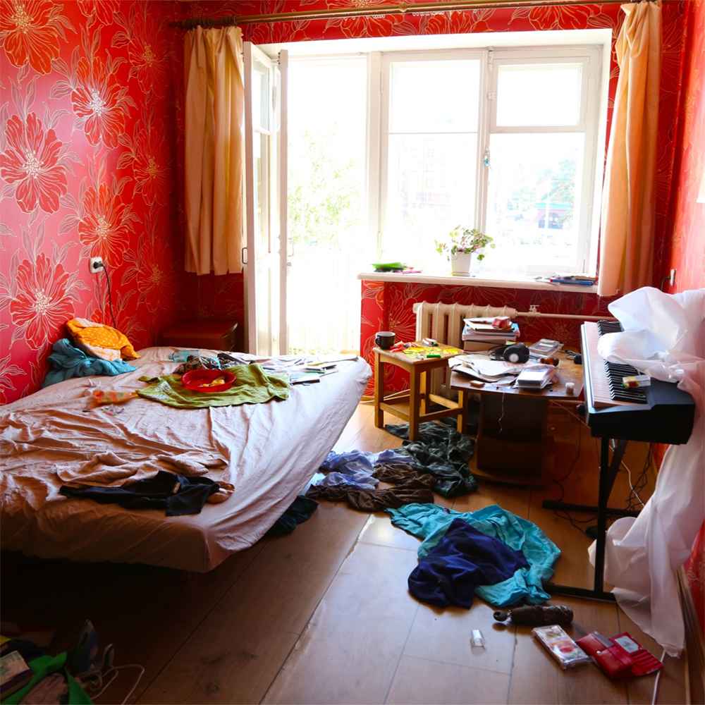 messy bed room